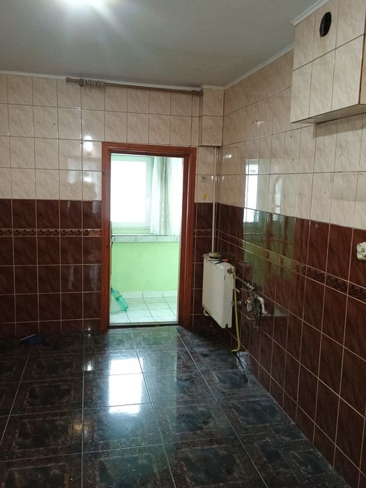 Apartament spre vânzare cu 4 camere cu bucătărie mare situat la parter