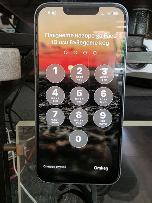Продавам iPhone 14 с два калъфа SPECK  MAG SAFE