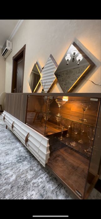 Стол трансформер (увеличивается) стул 8шт.  и комод с подсветкой