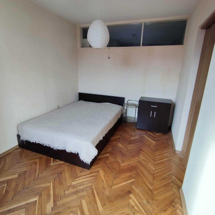 Продавам легло персон и половина с матрак, цвят венге
