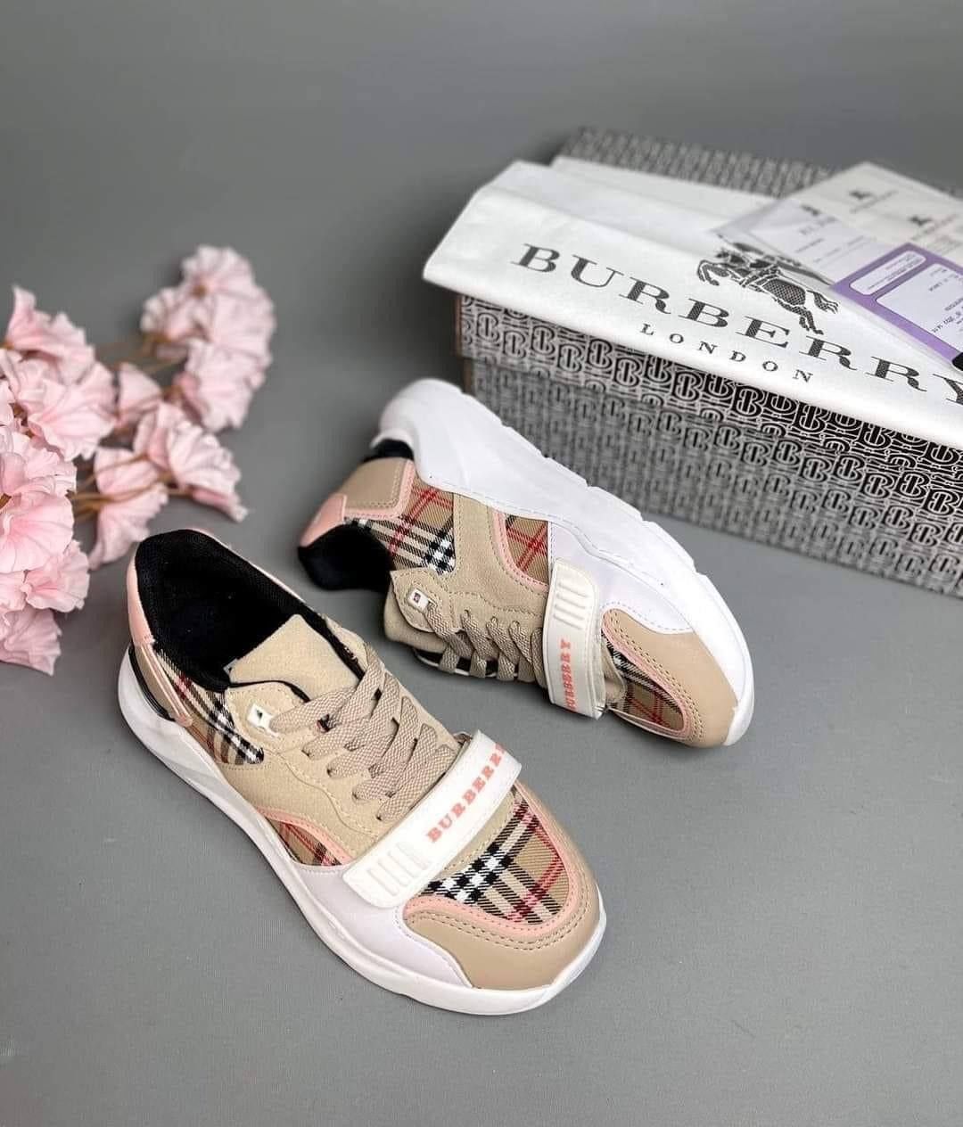 Adidasi Burberry dama Bucuresti Sectorul 1 OLX.ro