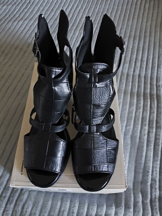 Продам босоножки и туфли