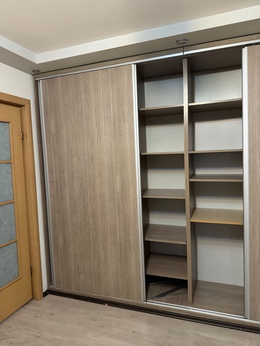 Dressing modern din PAL cu finisaj în nuanță de stejar și uși glisante cu rame metalice
