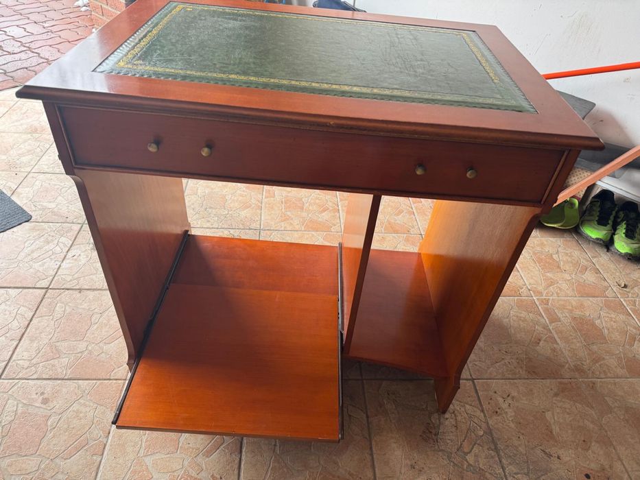 Vand birou din lemn masiv.