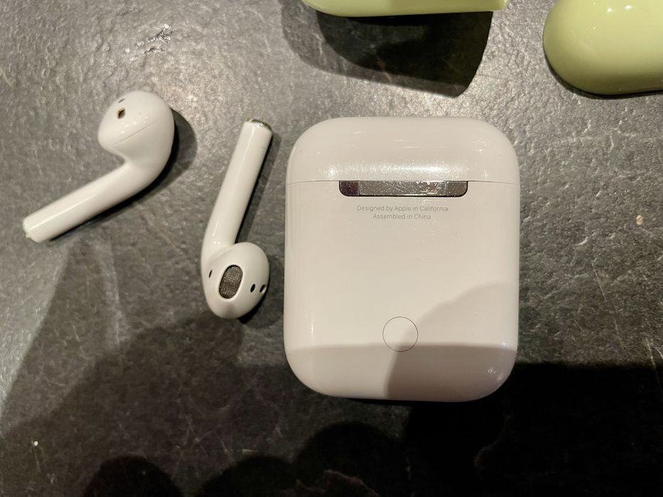 Air Pods 1-слушалки(слаба батерия)