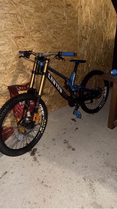 Vand bicicleta DH canyon sender cf 9.0