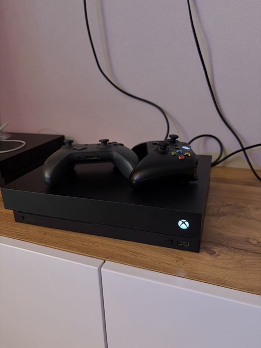 Xbox One X и 2 геймпада