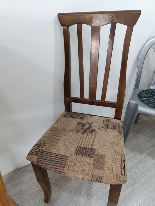 Yogʻoch stul sotiladi