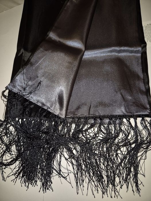 Sal elegant din satin cu 2 fete neagra si gri Avon