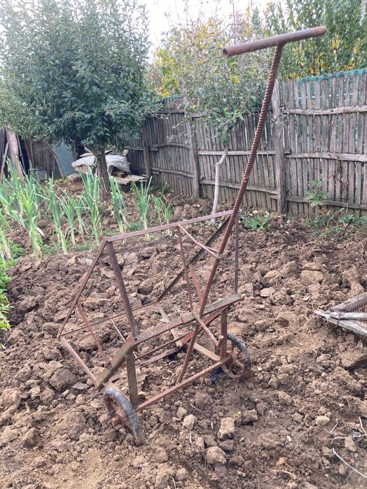 Vând căruț  de transport marfa