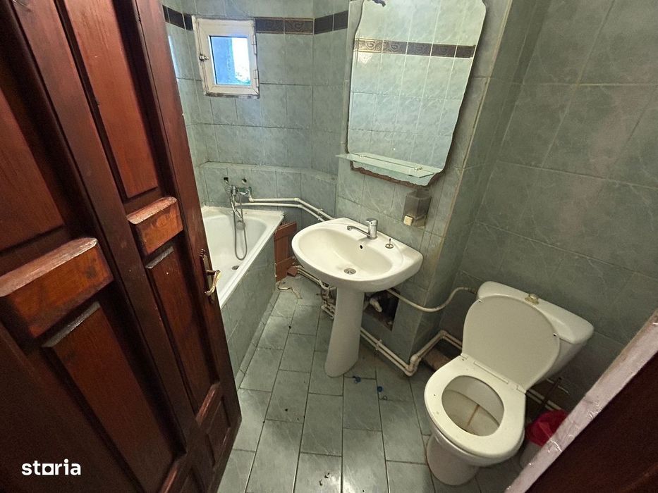 Gara-Bcr 3 Camere Decomandate 82 Mp.  2 Bai, 2 Balcoane, Etaj 2, Liber