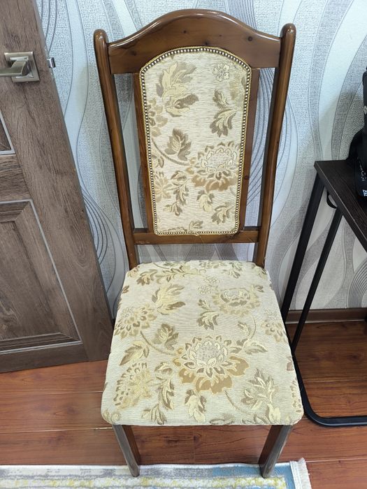 Стулья , дерево продам 4 штуки