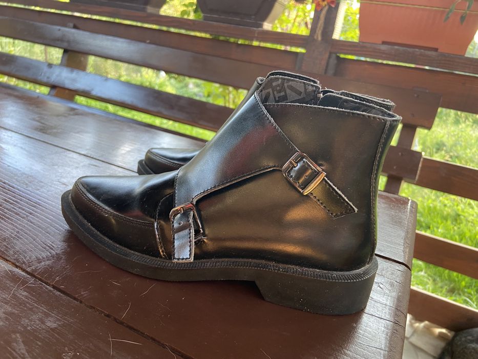 Ghete marca TUK negre