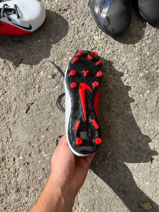 Футболни обувки nike и adidas