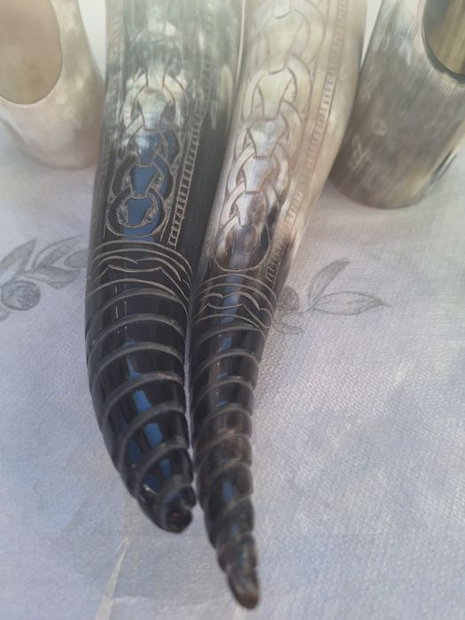 Гравирана чаша от естествен рог