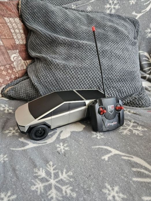 Masina cu telecomanda tesla cybertruck  marime 1:14 noua