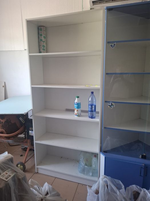 Полки магазина почти новые