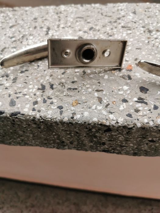 Метални дръжки за дървени врати и прозорци