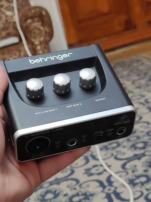 Behringer U-Phoria UM2 звуковая карта.