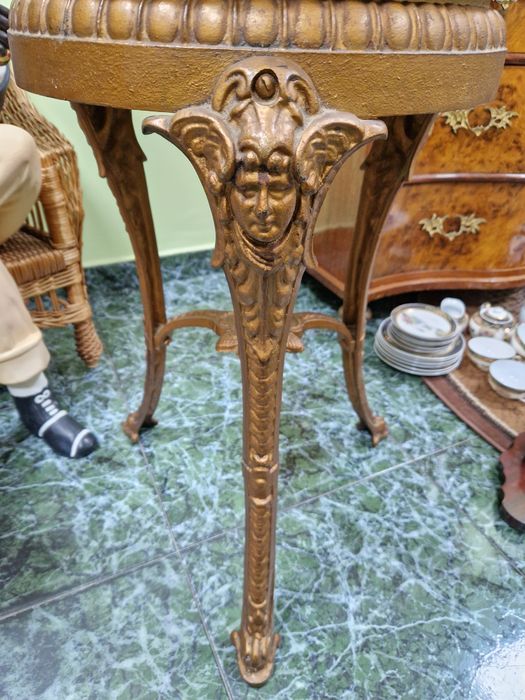 Уникална антикварна метална градинска масичка с мраморен плот