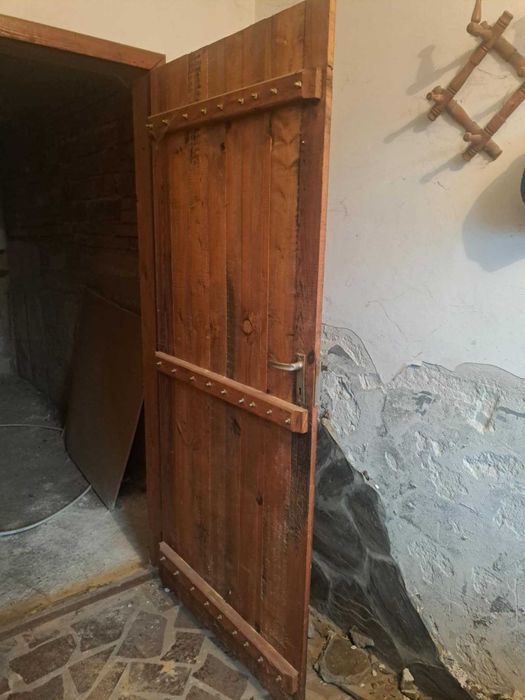 Дървена врата - тип битова