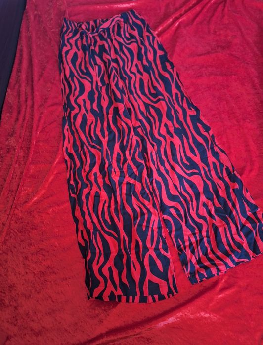 Pantaloni noi vascoza