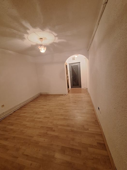 Vând garsoniera recent renovata