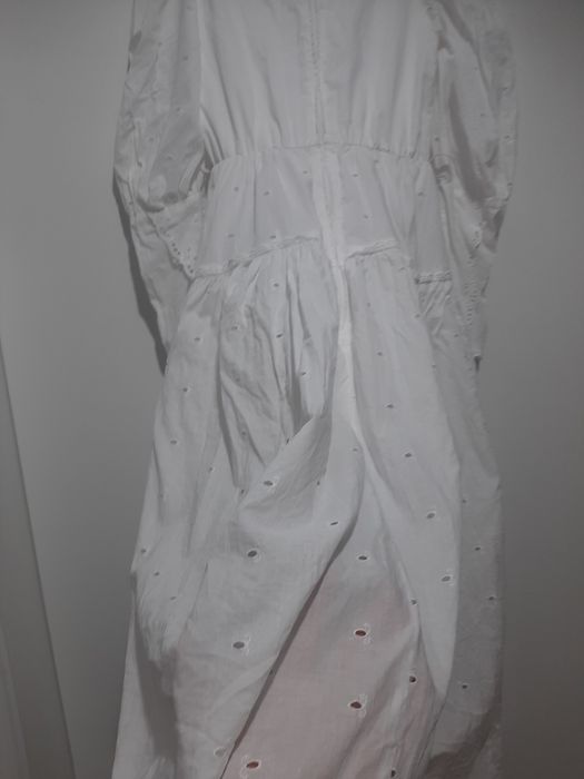 Бяла рокля с рязана бродерия