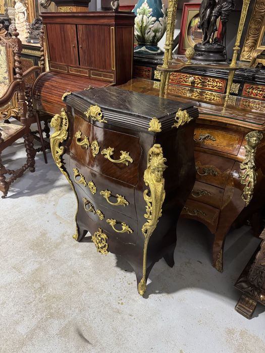Comodă stil Ludovic XV, cu intarsii și aplicații din bronz