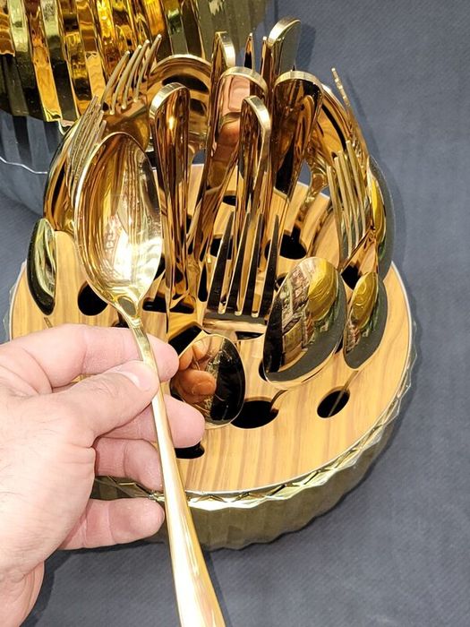 Набор столовых приборов в яйце