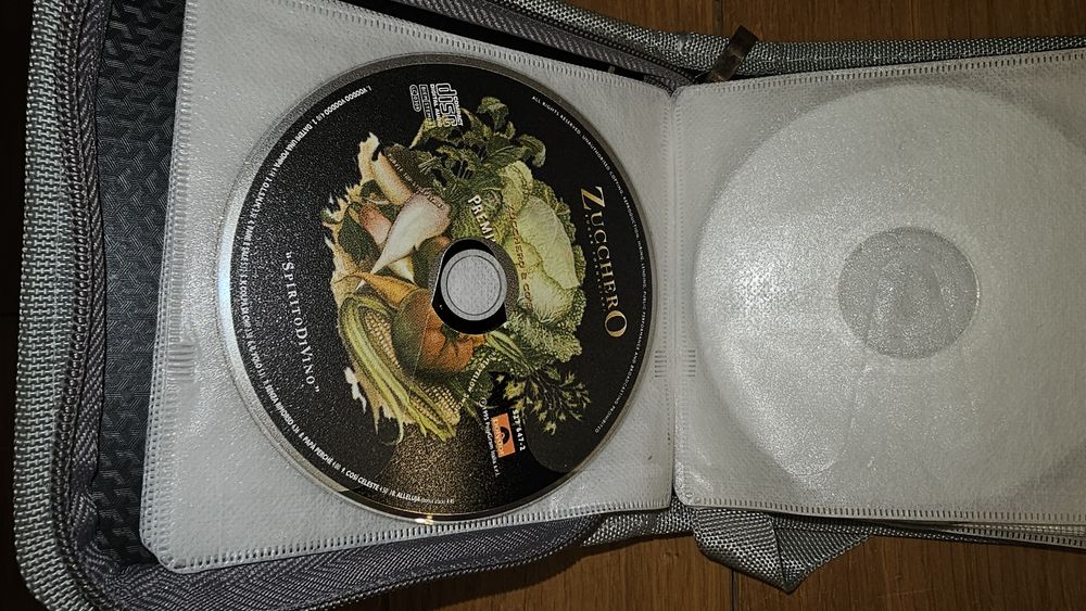 20 диска с Италианска музика заедно с калъф за тях.