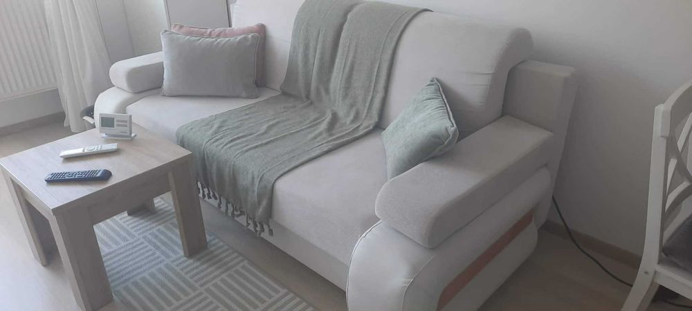 Canapea extensibila cu spatiu de depozitare si brate detasabile