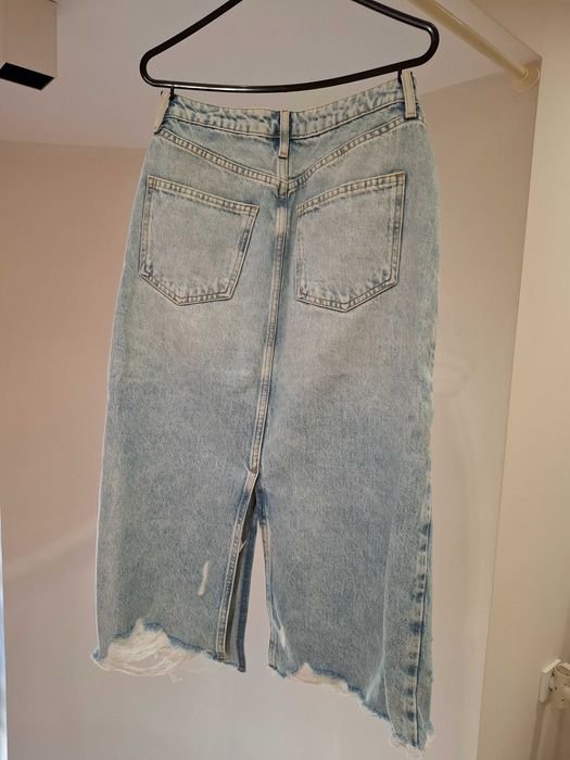 ZARA, Дънкова пола с декоративни скъсвания и разнищен подгъв.