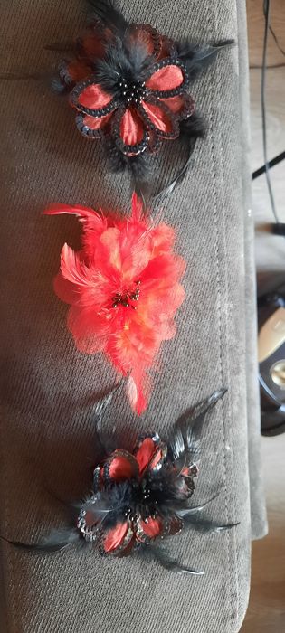Брошки червени и черни цветя