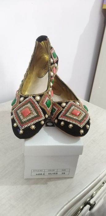 Kelinlar uchun oyoq kiym.