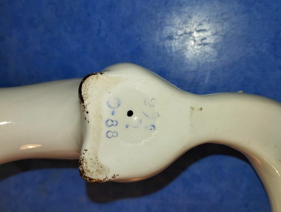 Продам фарфоровую статуэтку