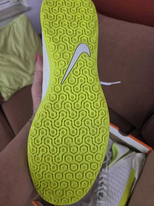 Футболни обувки за зала, Nike