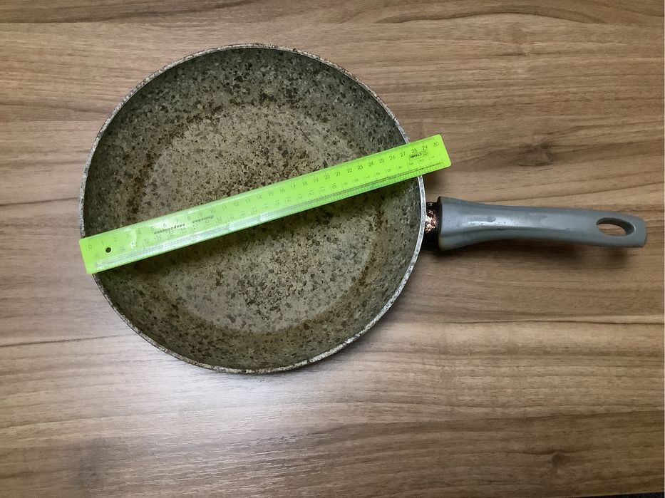 Сковороды б/у  в нормальном состоянии