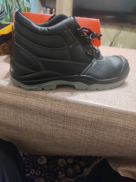Работни обувки  нови