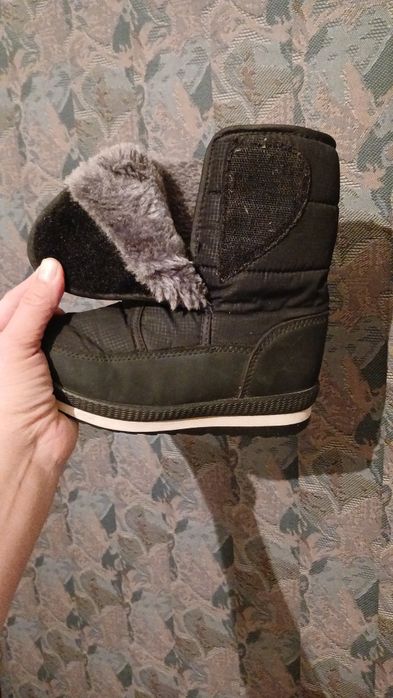 Продам детские  зимние сапоги.