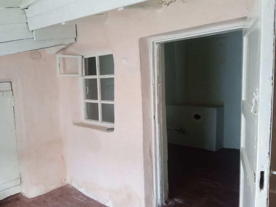 Продается срочно квартира-барак город Янгиюль . Свет газ вода подключе