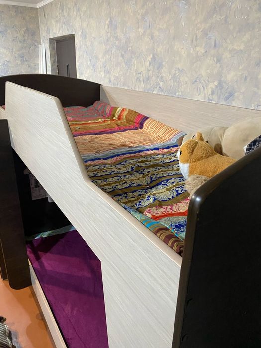 Двухъярусная деревянная кровать