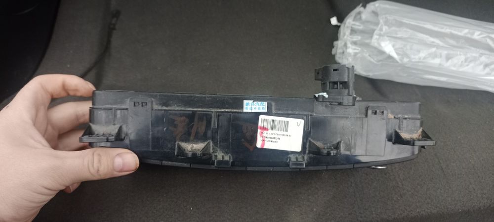 Блок управления климат-контролем для Hyundai Tucson.