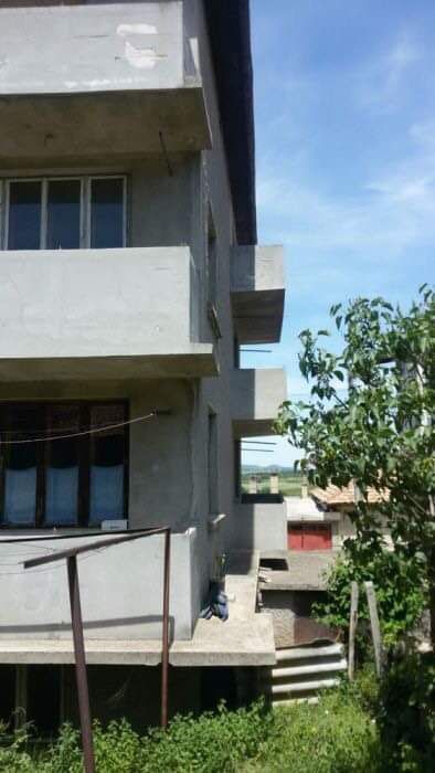 3 етажно жилище с дворно място