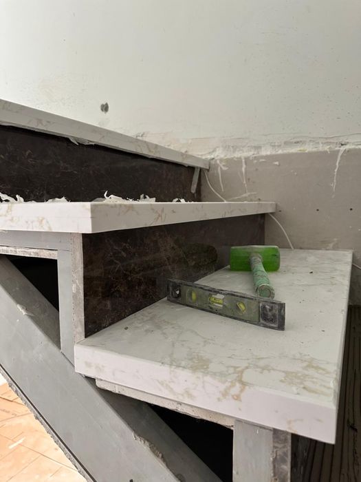 Ступени, лестница из искусственного мрамора (кварцевый агломерат)