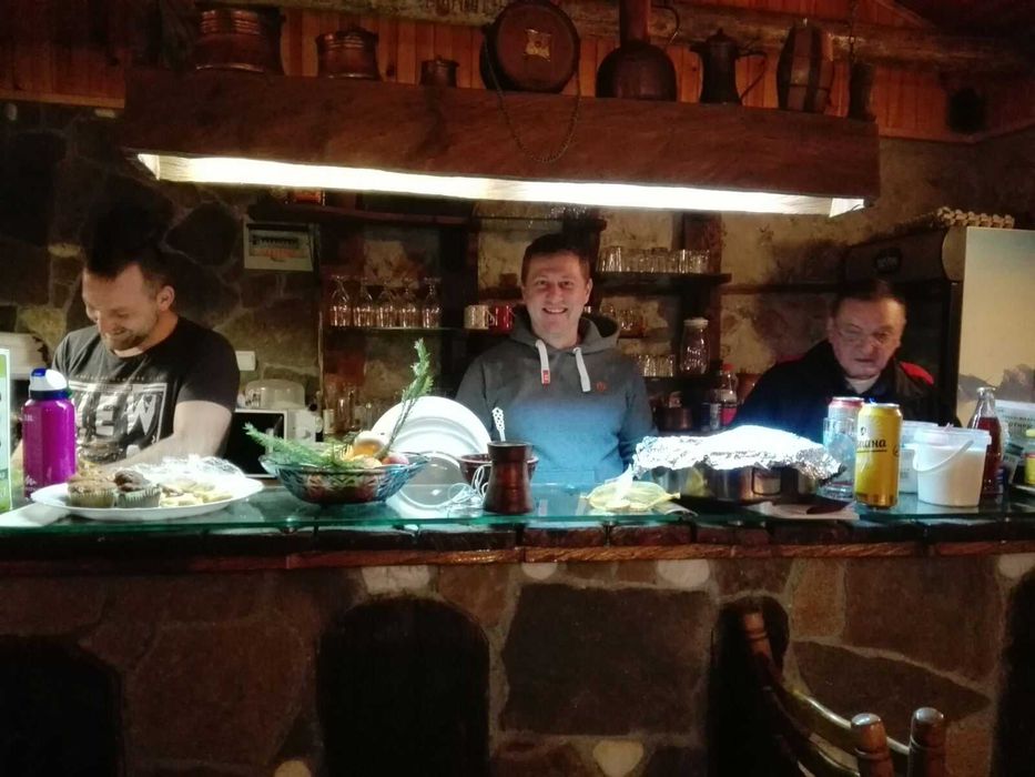 Продавам къща за живеене и къща за гости с голям двор