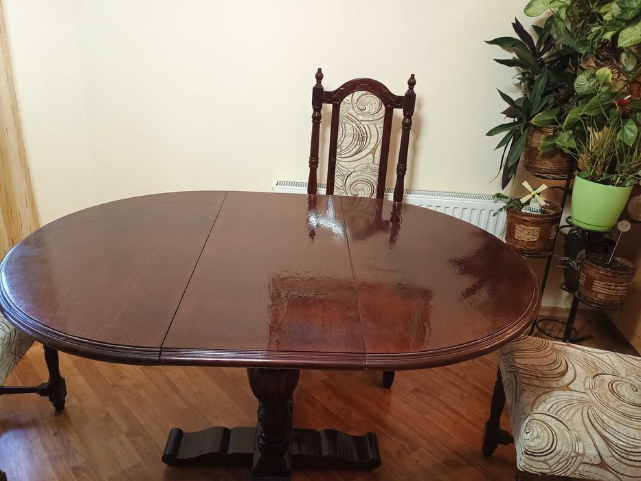 Разтегателна маса и столове