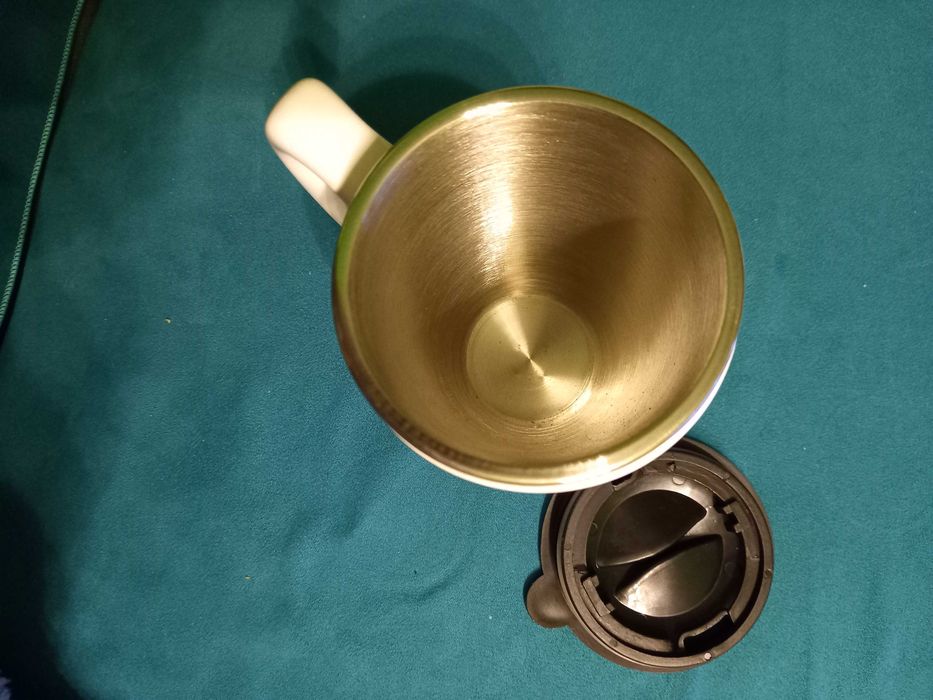 2 cani termice cu sigla Qatar