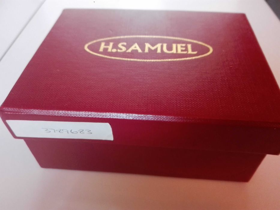 Английски настолен часовник и стара детска тротинетка.