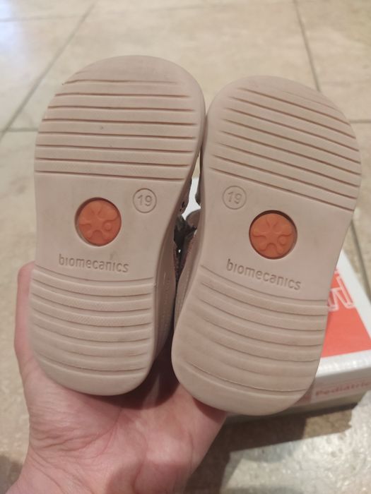 Сандали на biomecanics номер 19